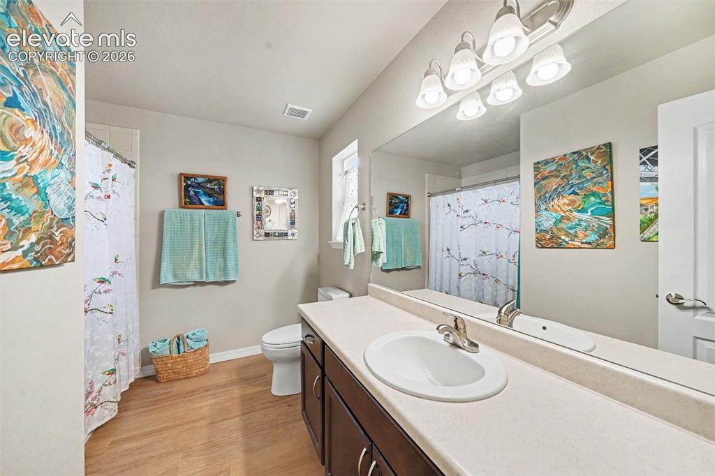 Image 18 of 26: Large guest bath with tub shower combo