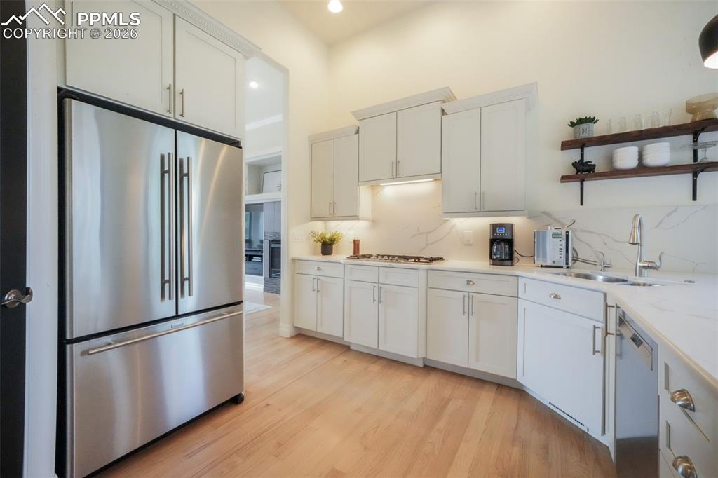 Image 19 of 49: Kitchen