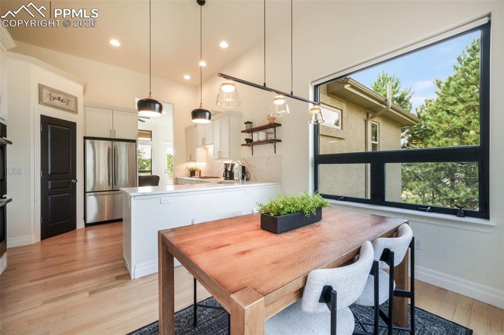 Image 21 of 49: Kitchen