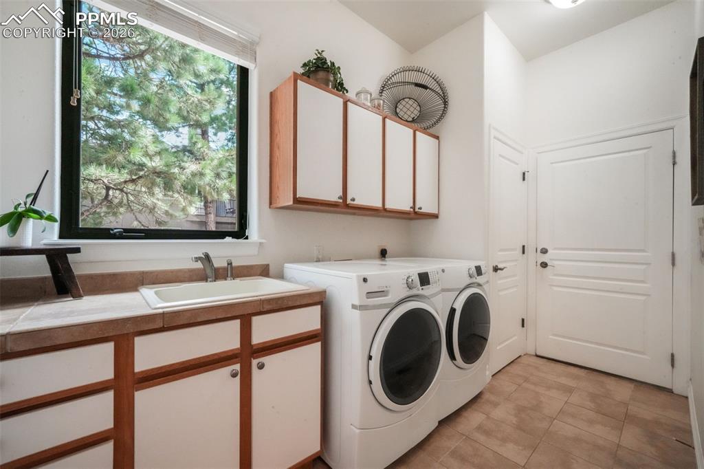 Image 27 of 49: Bedroom