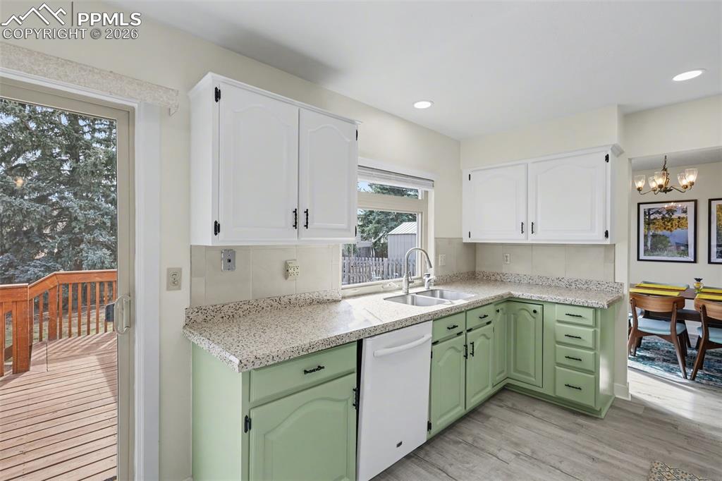 Image 10 of 40: Kitchen