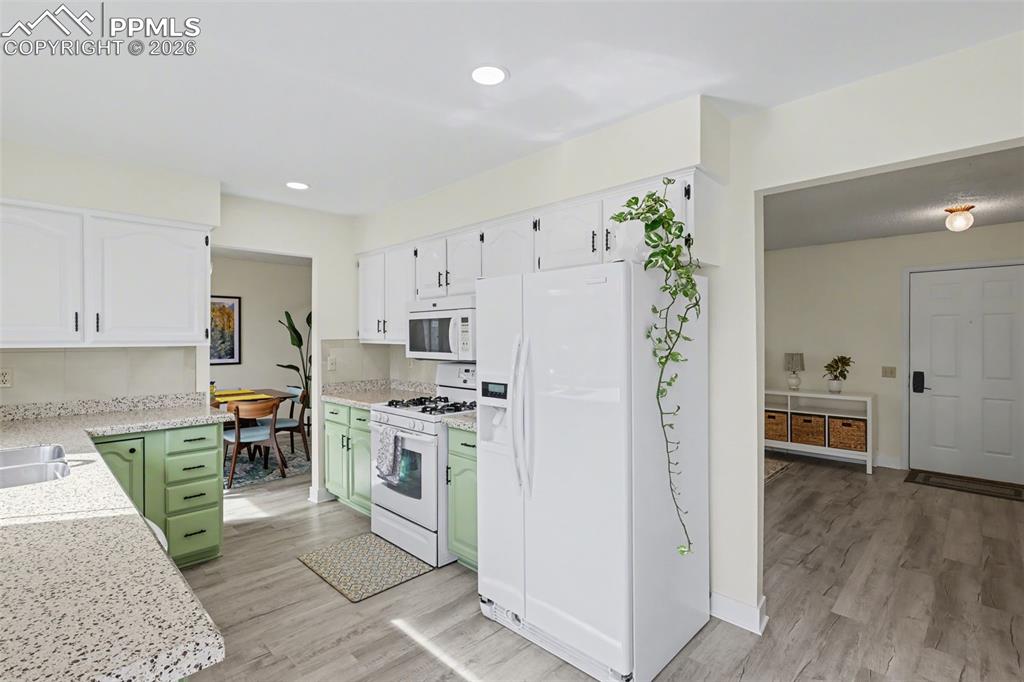 Image 11 of 40: Kitchen