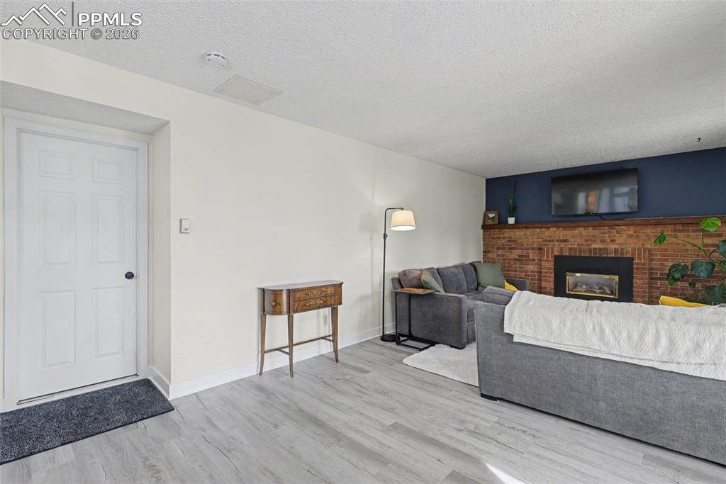 Image 14 of 40: Living Room