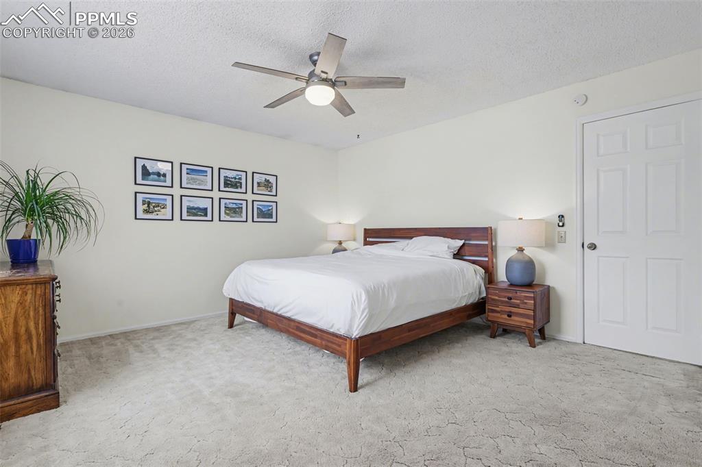 Image 17 of 40: Bedroom