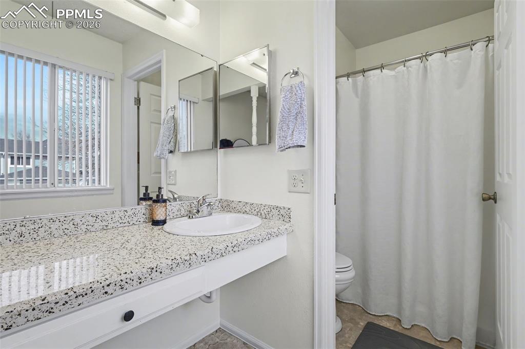 Image 23 of 40: Bathroom