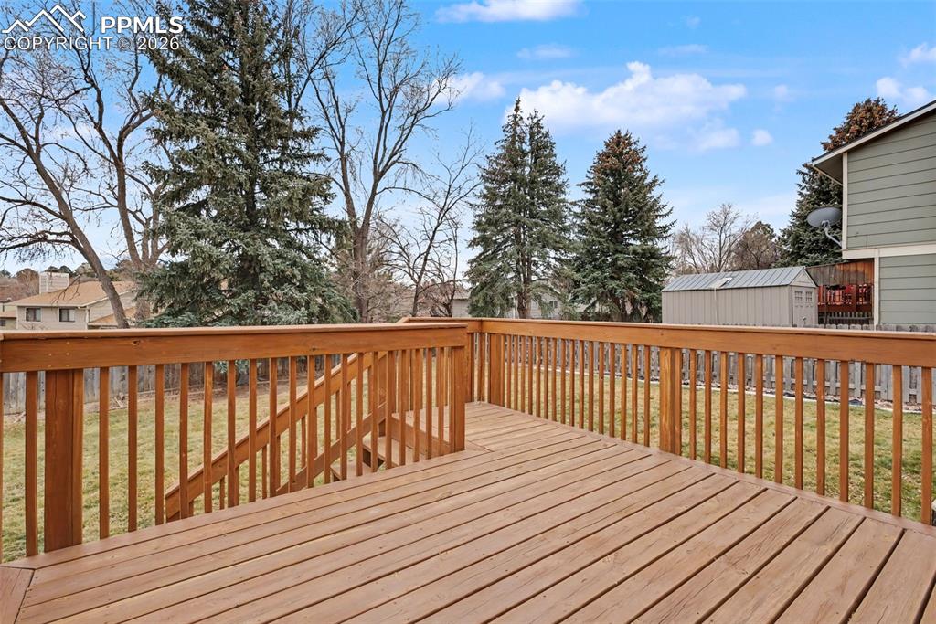 Image 32 of 40: Deck