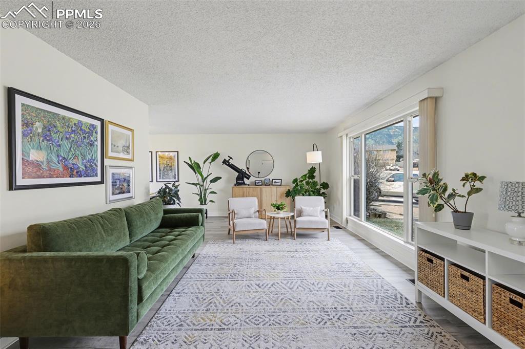 Image 5 of 40: Living Room