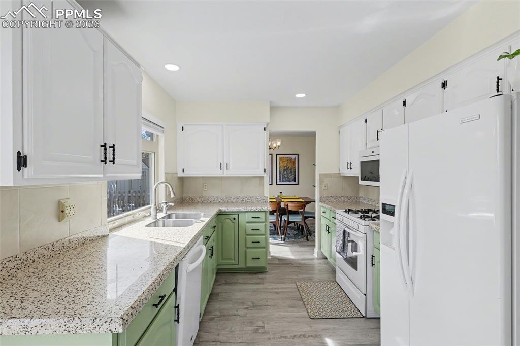 Image 9 of 40: Kitchen