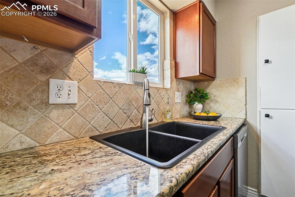 Image 5 of 26: Kitchen