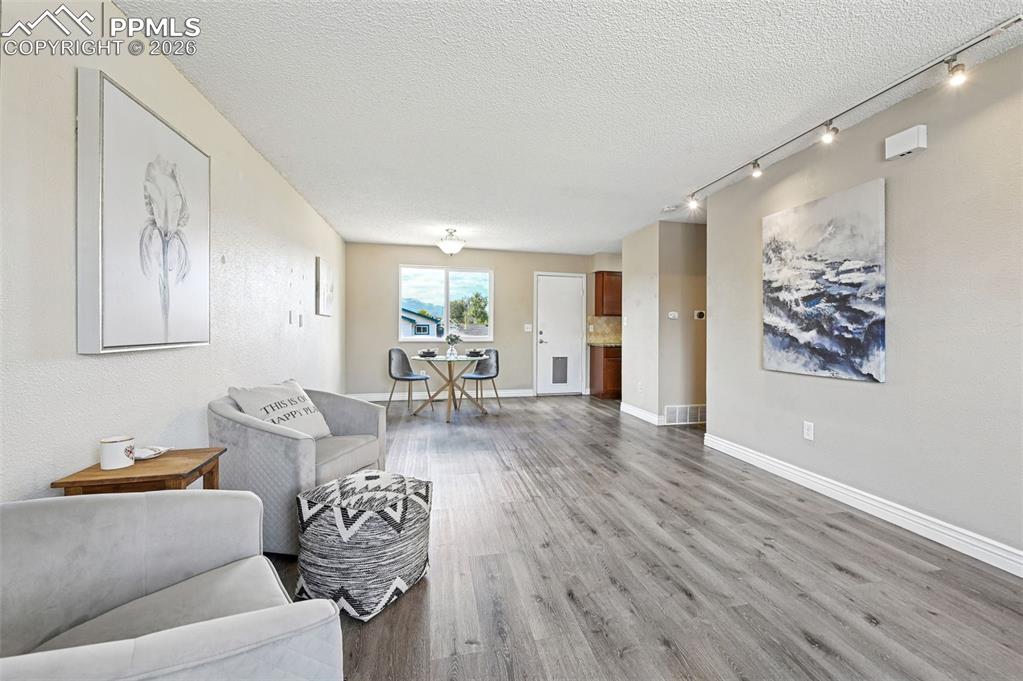 Image 8 of 26: Sitting Room