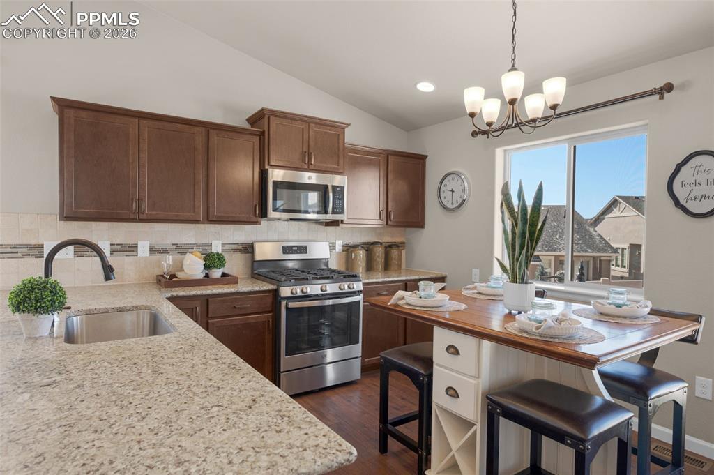 Image 10 of 45: Kitchen