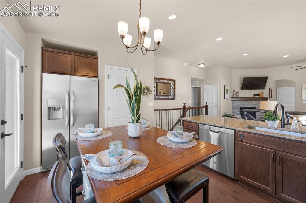 Image 15 of 45: Dining Area