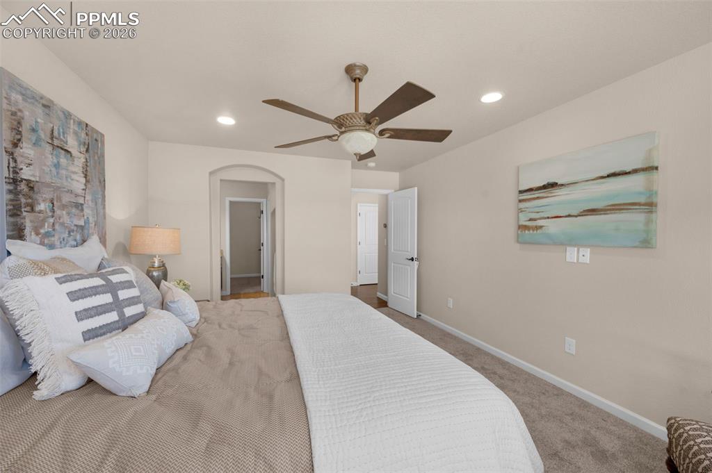 Image 21 of 45: Bedroom