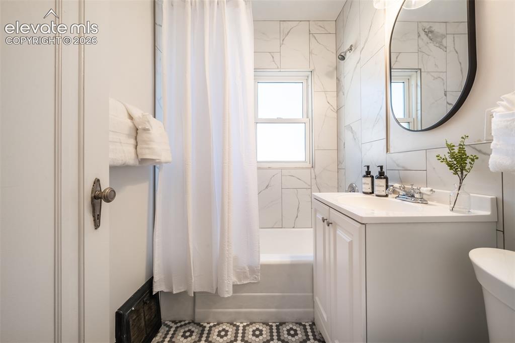 Image 11 of 39: Bathroom