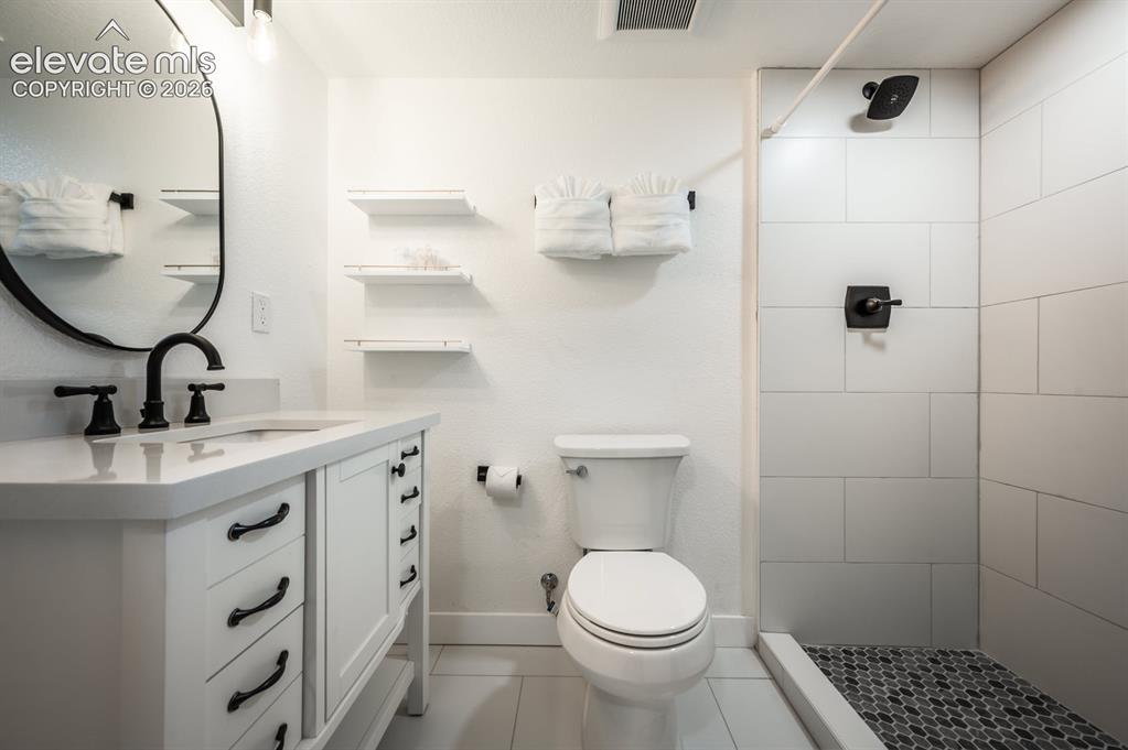 Image 18 of 39: Bathroom