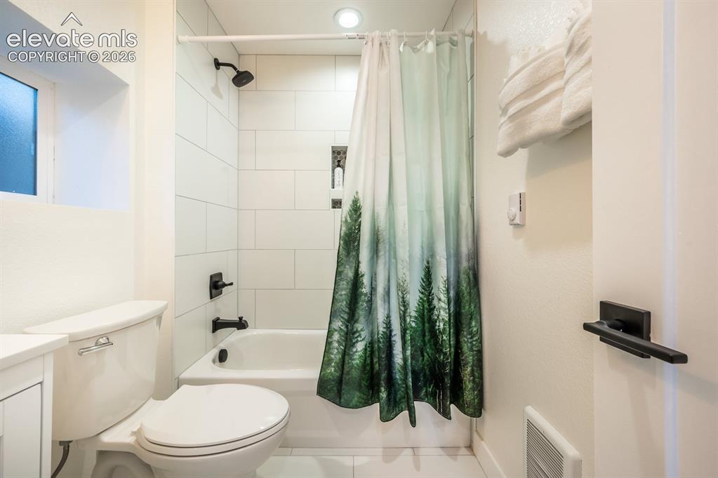 Image 33 of 39: Bathroom