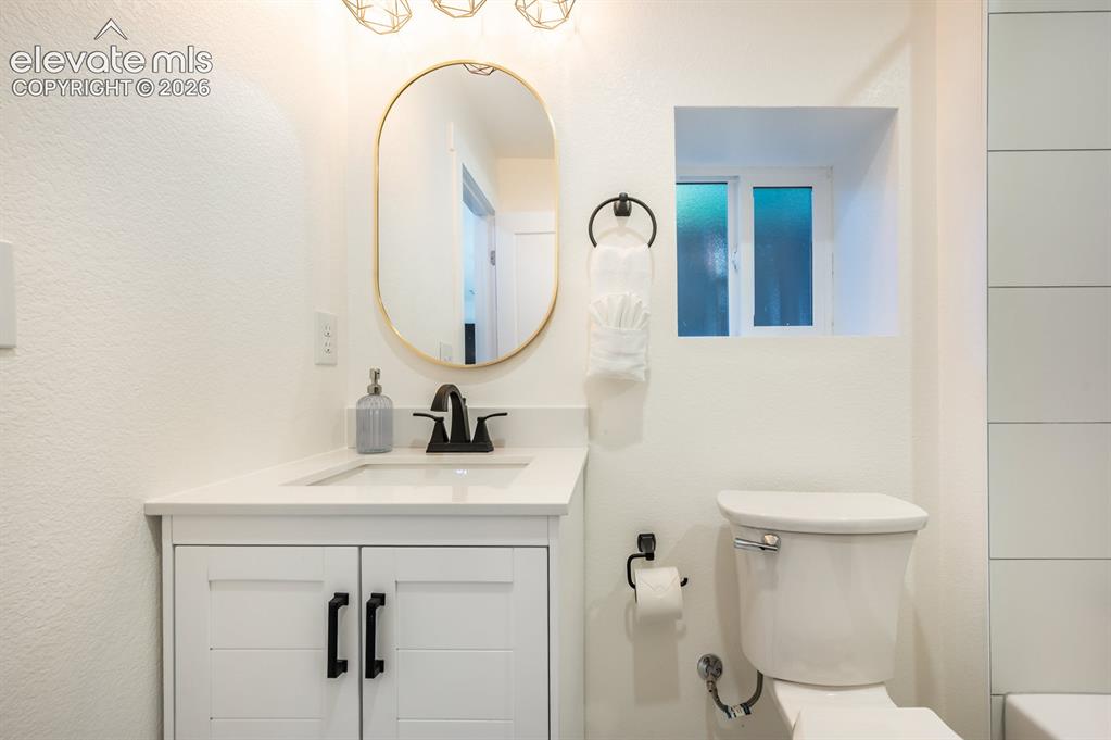 Image 34 of 39: Bathroom
