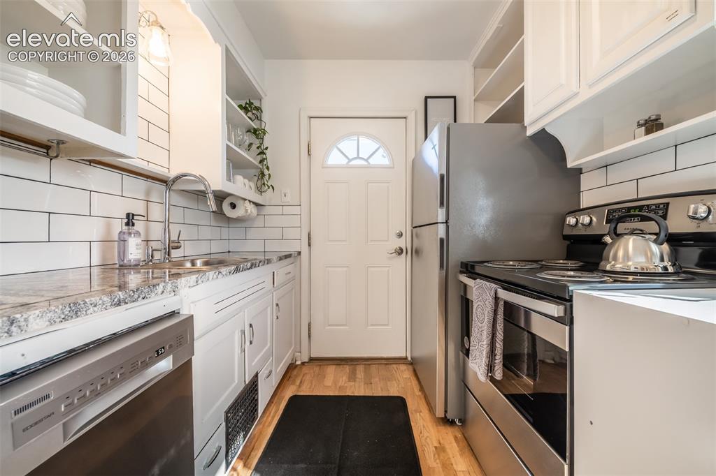 Image 7 of 39: Kitchen