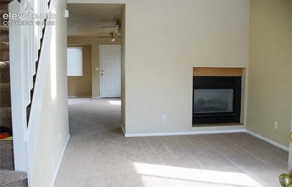 Image 4 of 11: LIVING ROOM