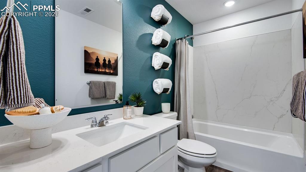 Image 26 of 34: Bathroom