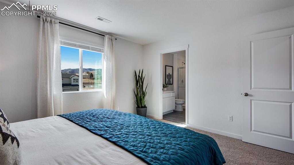 Image 28 of 34: Bedroom