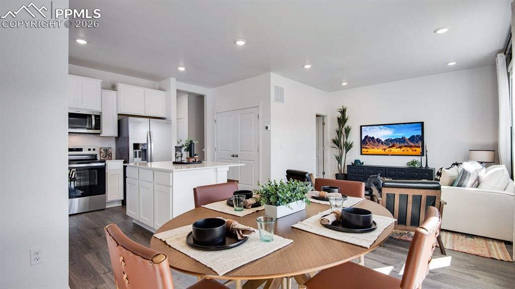 Image 9 of 34: Dining Area