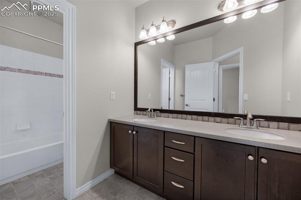 Image 31 of 48: Bathroom