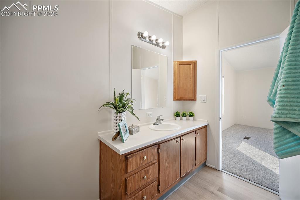 Image 13 of 34: Bathroom