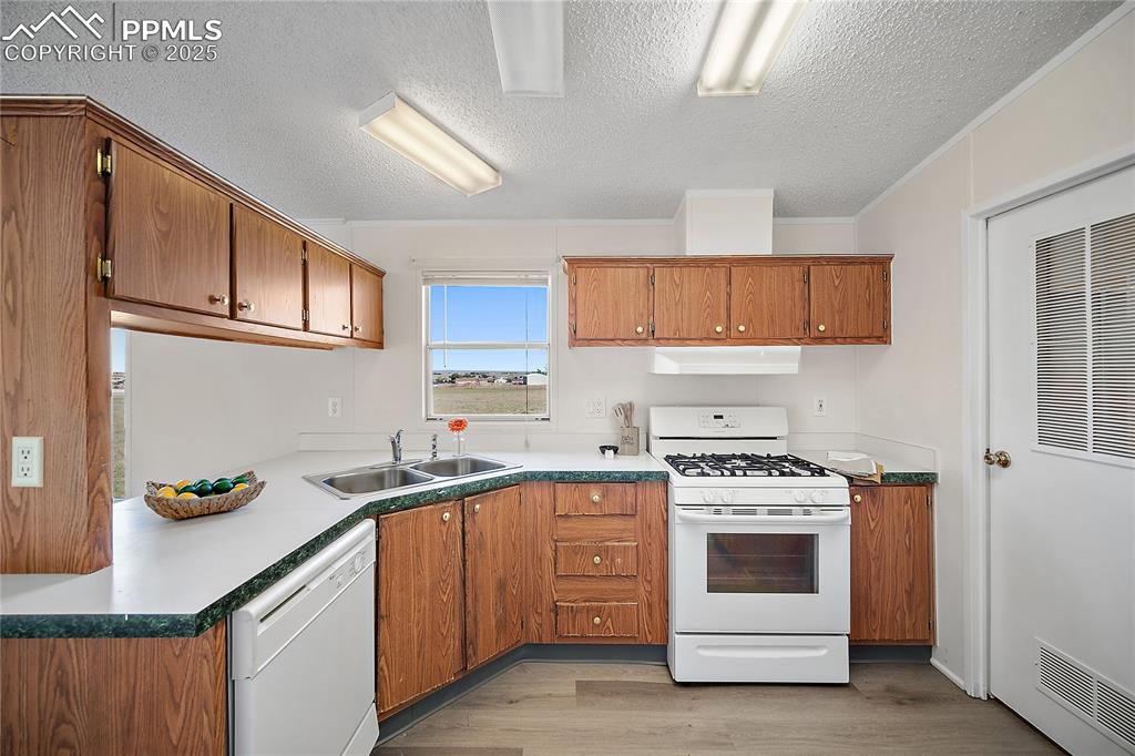 Image 19 of 34: Kitchen