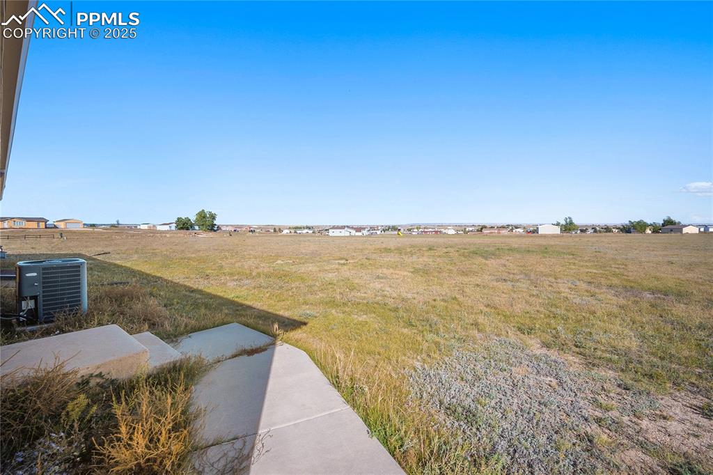 Image 33 of 34: Yard