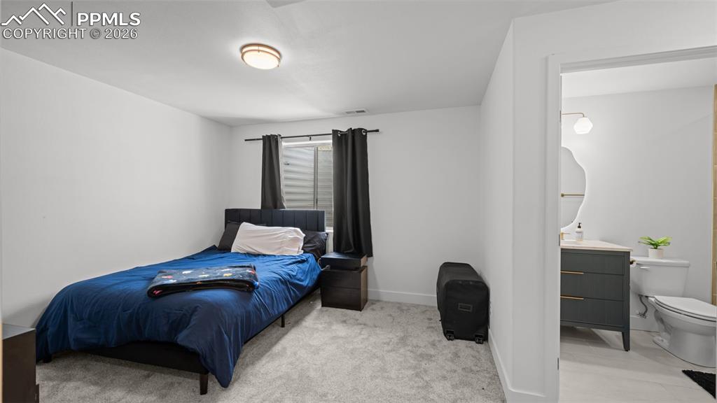 Image 19 of 34: Bedroom