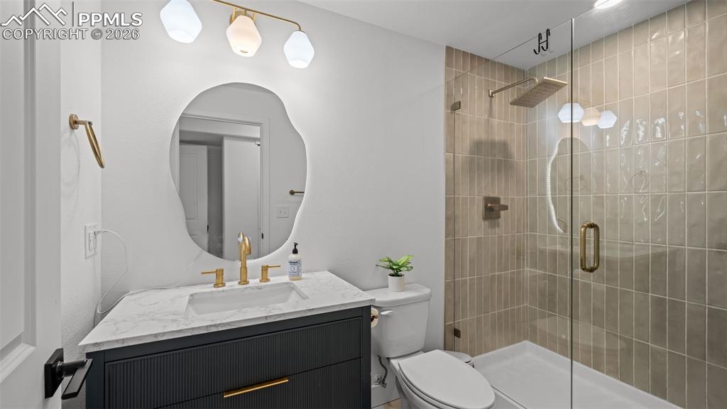 Image 23 of 34: Bathroom