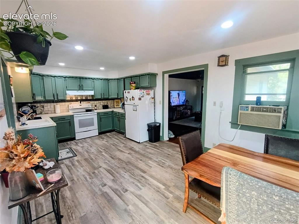 Image 13 of 28: Kitchen