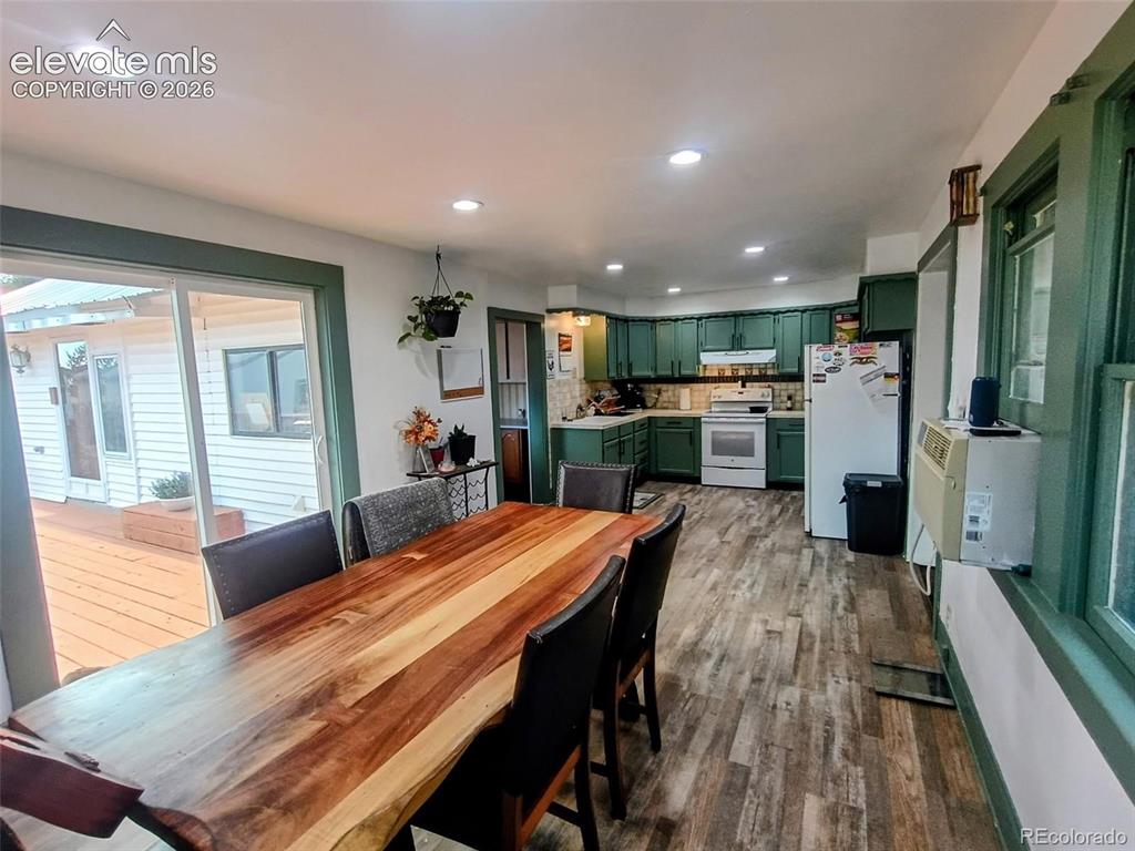 Image 14 of 28: Dining Area