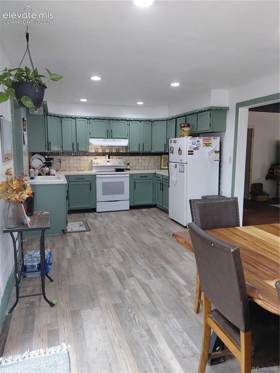 Image 18 of 28: Kitchen