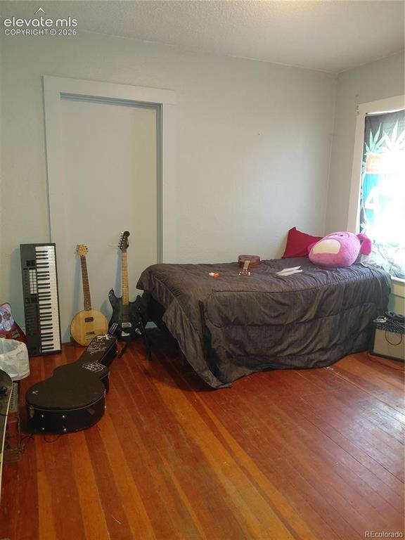 Image 19 of 28: Bedroom