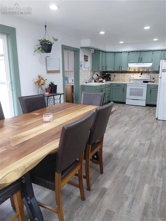 Image 2 of 28: Dining Area