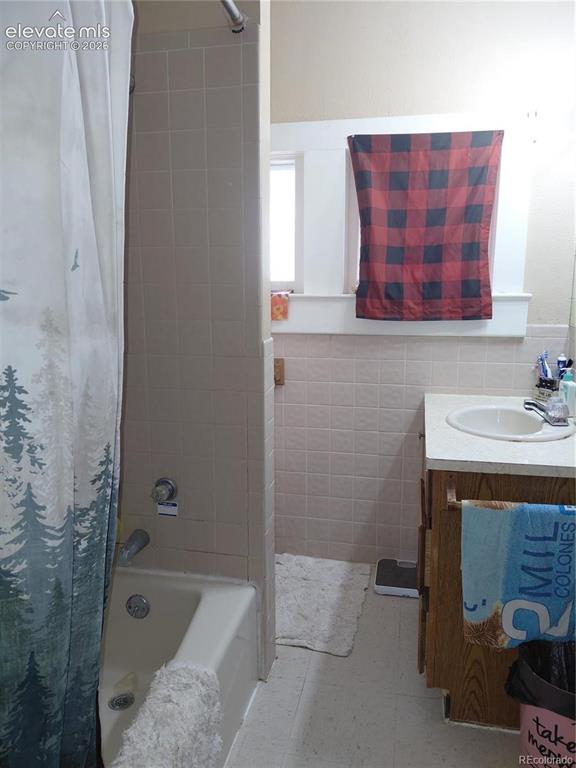 Image 20 of 28: Bathroom