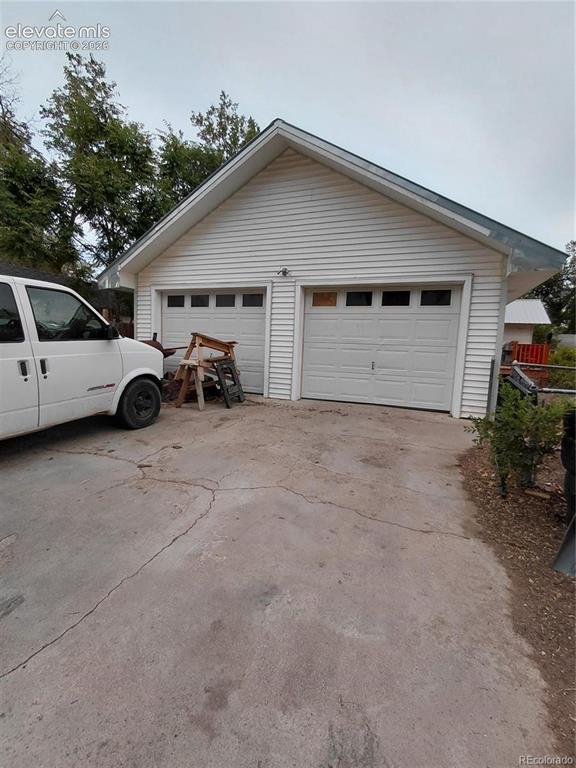 Image 26 of 28: Garage