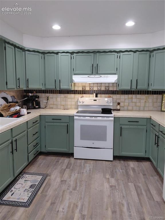 Image 3 of 28: Kitchen