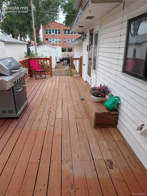 Image 5 of 28: Deck
