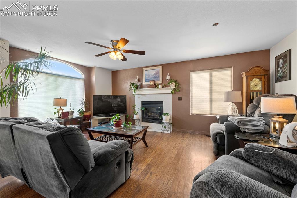Image 3 of 18: Living Room