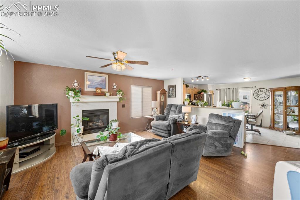 Image 4 of 18: Living Room