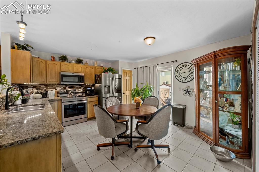 Image 5 of 18: Dining Area