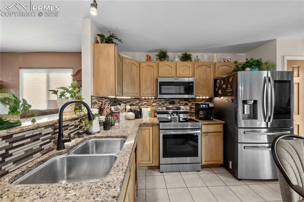 Image 6 of 18: Kitchen