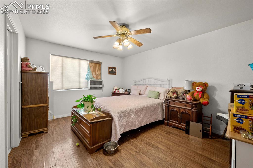 Image 7 of 18: Bedroom