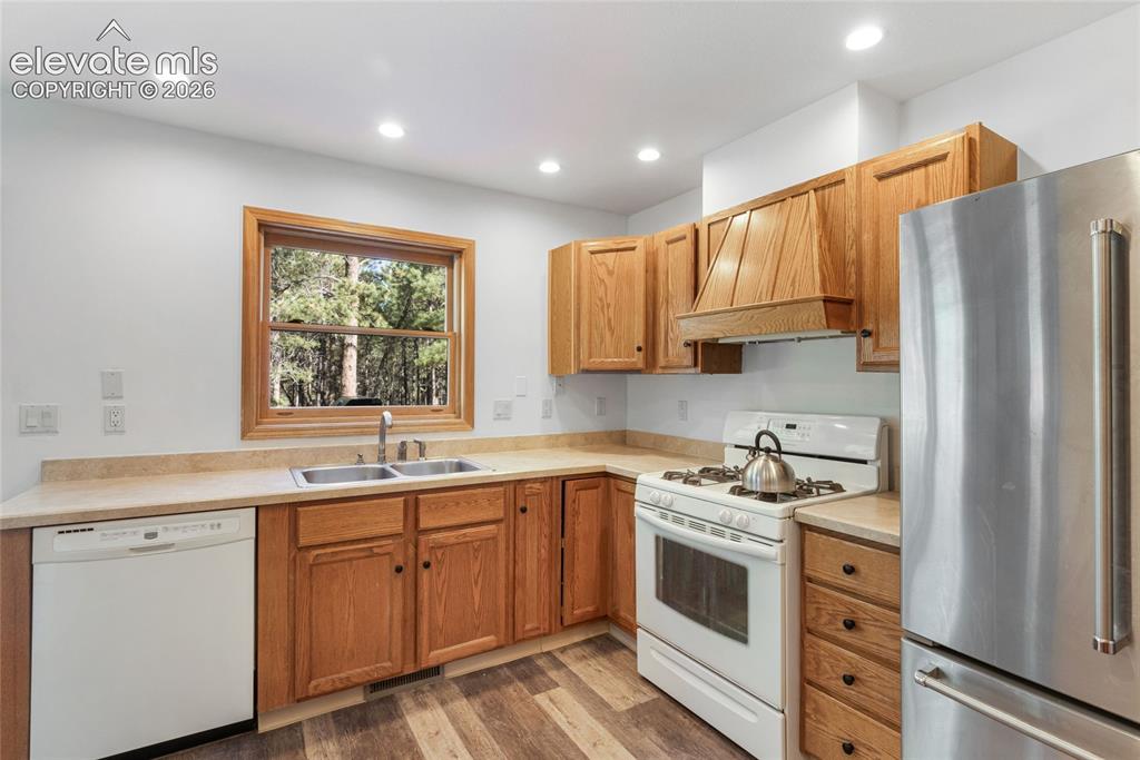Image 11 of 29: Kitchen