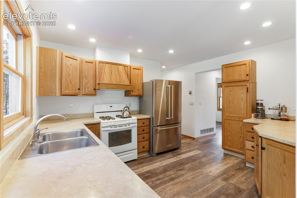 Image 12 of 29: Kitchen