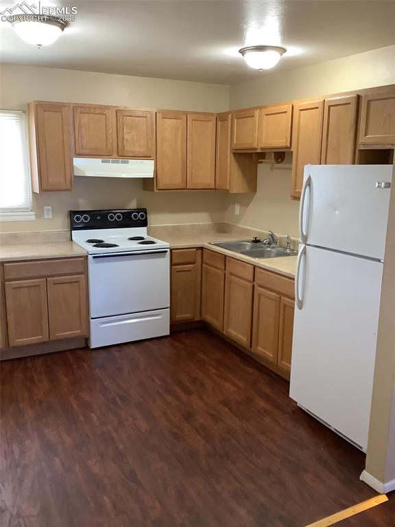 Image 11 of 29: Kitchen