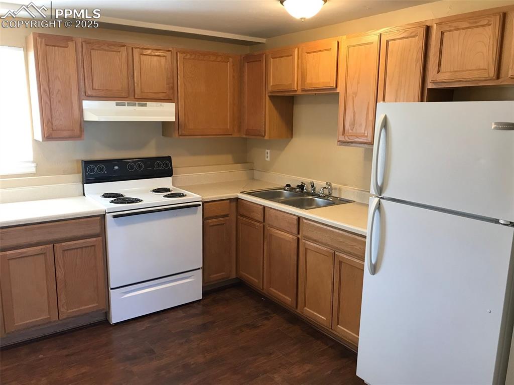 Image 7 of 29: Kitchen
